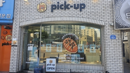 제주 빵지순례 성지 된 ‘픽업카페’… 명란마요 소금빵 인기 폭발